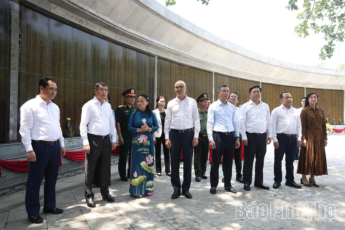 Thủ tướng Chính phủ dâng hương tưởng niệm các Anh hùng liệt sĩ tỉnh Phú Thọ