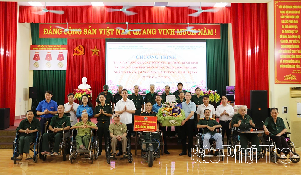 Thăm và tặng quà người có công nhân dịp kỷ niệm Ngày Thương binh - Liệt sĩ