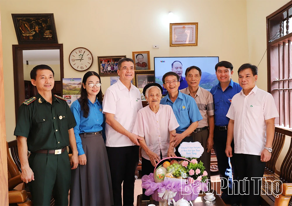Thăm và tặng quà người có công nhân dịp kỷ niệm Ngày Thương binh - Liệt sĩ