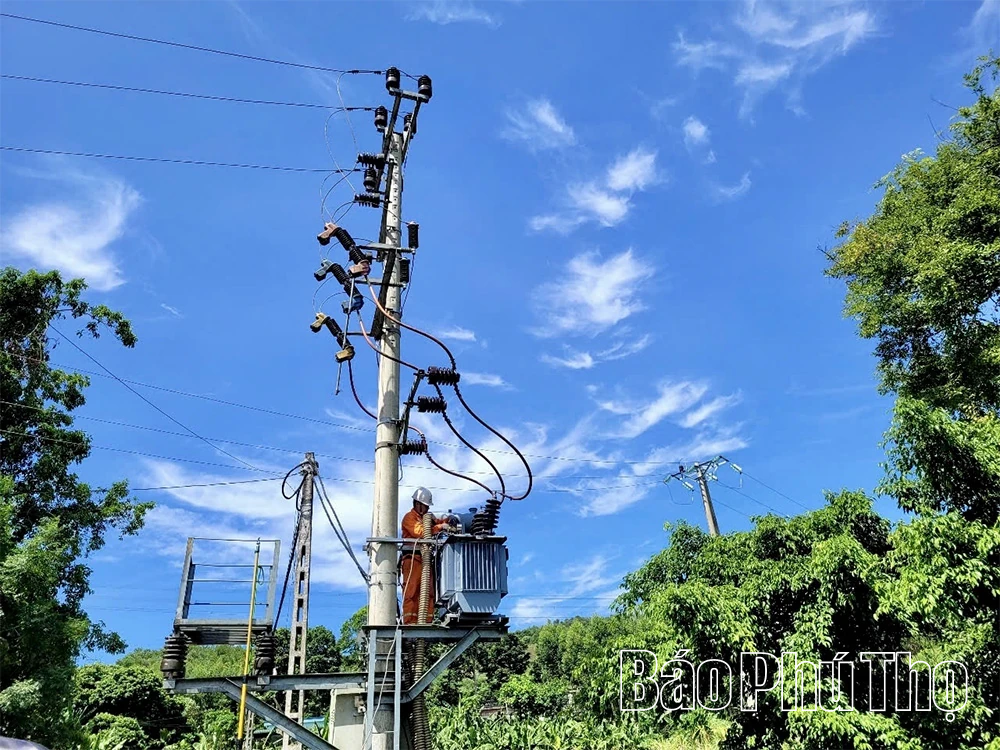 Điện lực Phú Thọ đảm bảo an toàn lưới điện mùa mưa bão