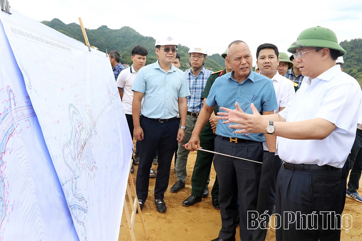 Chủ tịch UBND tỉnh Trần Duy Đông kiểm tra tiến độ dự án cao tốc Hòa Bình - Mộc Châu