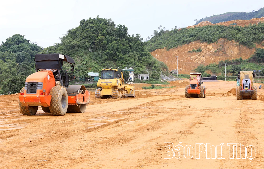 Chủ tịch UBND tỉnh Trần Duy Đông kiểm tra tiến độ dự án cao tốc Hòa Bình - Mộc Châu