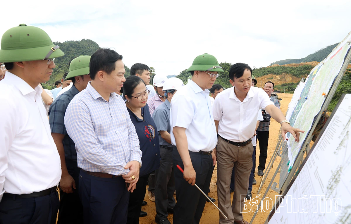Chủ tịch UBND tỉnh Trần Duy Đông kiểm tra tiến độ dự án cao tốc Hòa Bình - Mộc Châu