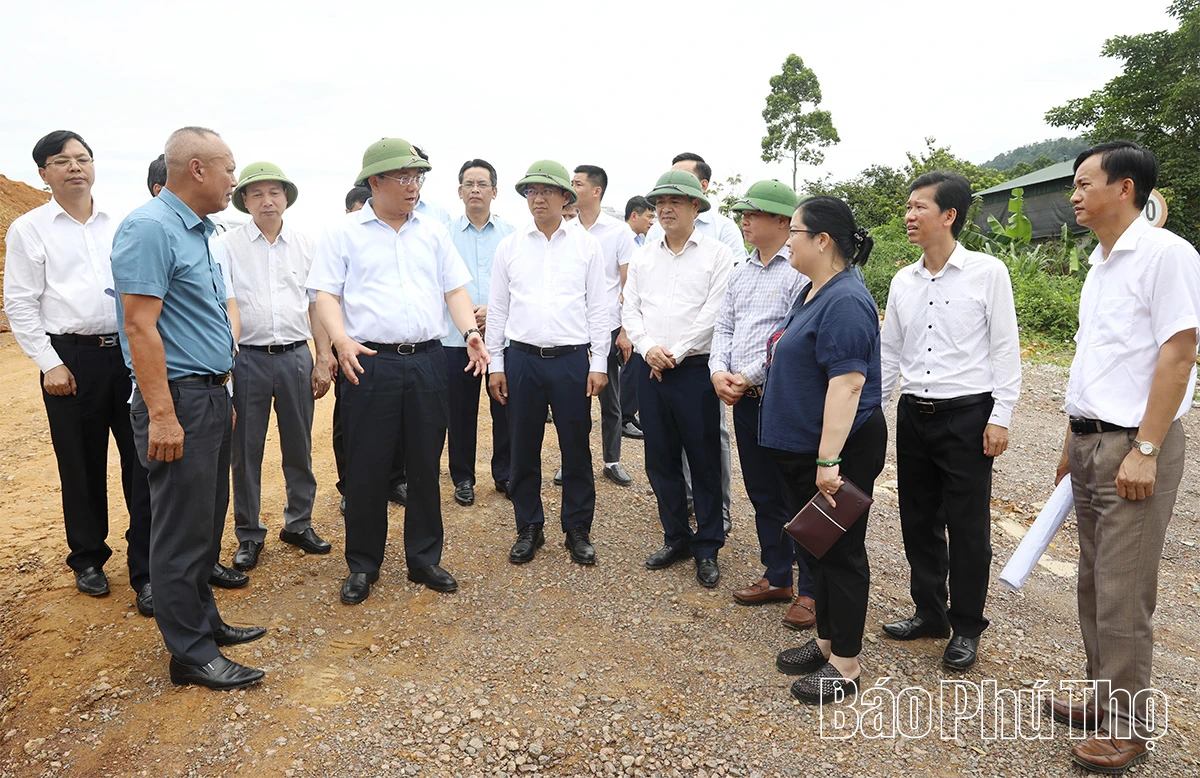 Chủ tịch UBND tỉnh Trần Duy Đông kiểm tra tiến độ dự án cao tốc Hòa Bình - Mộc Châu