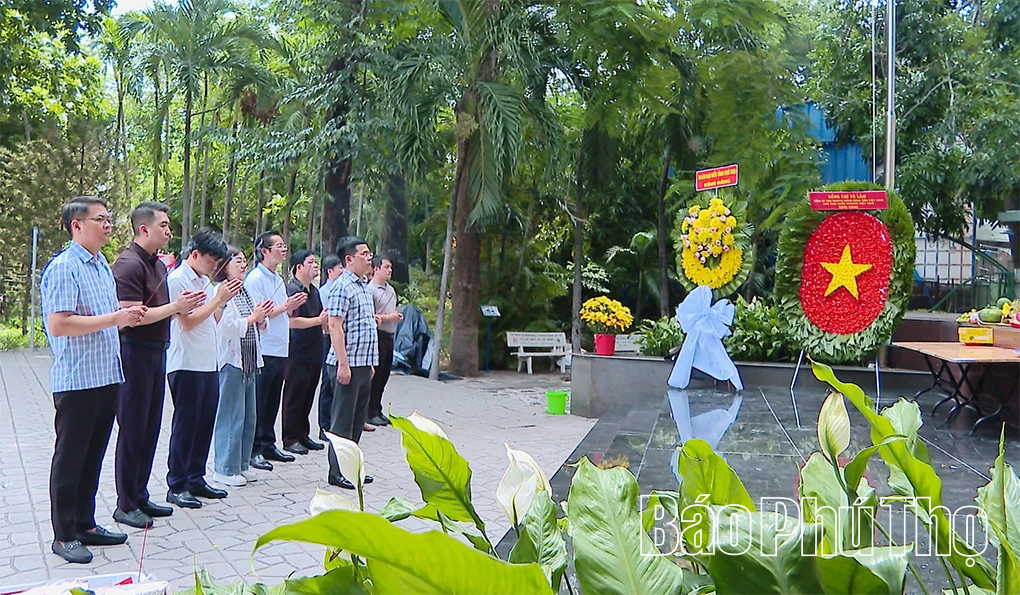 Đoàn đại biểu&nbsp;tỉnh Phú Thọ&nbsp;dâng hương tưởng niệm Anh hùng liệt sĩ tại công viên Lê Thị Riêng