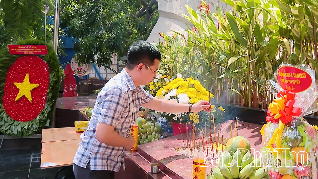 Đoàn đại biểu&nbsp;tỉnh Phú Thọ&nbsp;dâng hương tưởng niệm Anh hùng liệt sĩ tại công viên Lê Thị Riêng