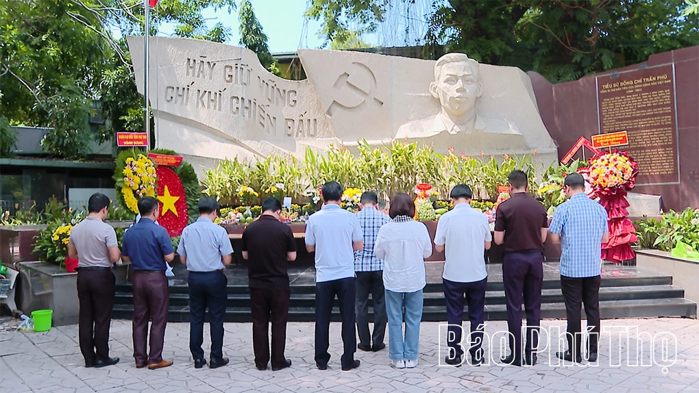Đoàn đại biểu&nbsp;tỉnh Phú Thọ&nbsp;dâng hương tưởng niệm Anh hùng liệt sĩ tại công viên Lê Thị Riêng
