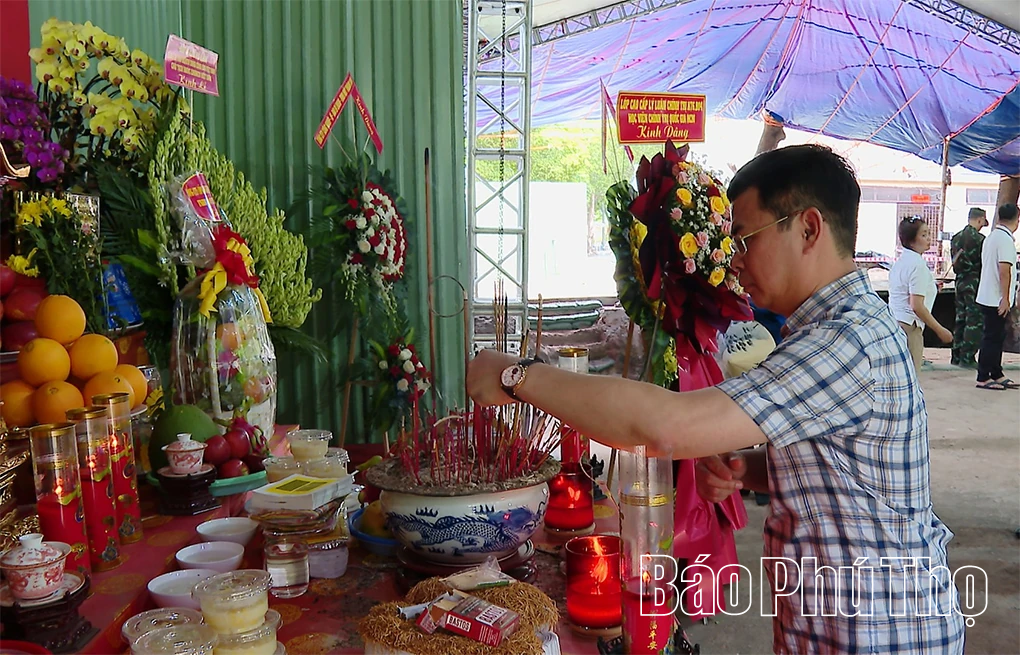 Đoàn đại biểu&nbsp;tỉnh Phú Thọ&nbsp;dâng hương tưởng niệm Anh hùng liệt sĩ tại công viên Lê Thị Riêng