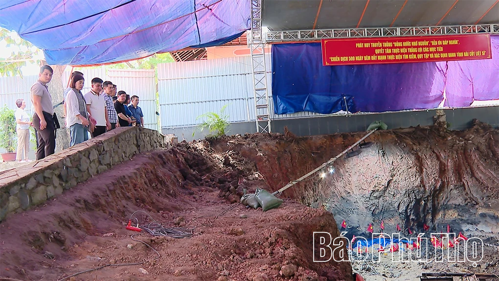 Đoàn đại biểu&nbsp;tỉnh Phú Thọ&nbsp;dâng hương tưởng niệm Anh hùng liệt sĩ tại công viên Lê Thị Riêng