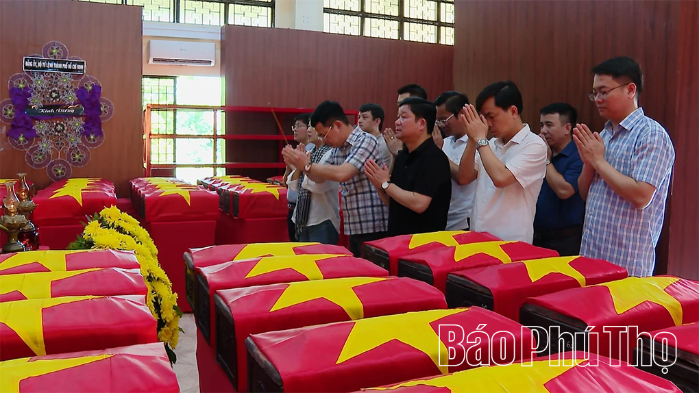 Đoàn đại biểu&nbsp;tỉnh Phú Thọ&nbsp;dâng hương tưởng niệm Anh hùng liệt sĩ tại công viên Lê Thị Riêng