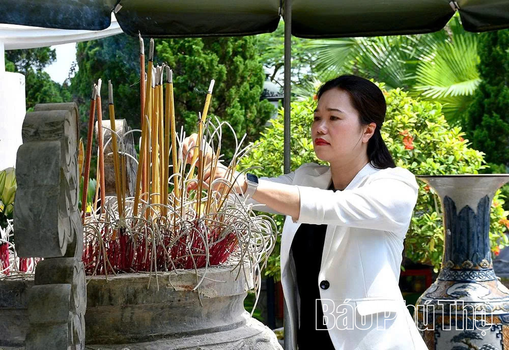 Đoàn đại biểu tỉnh Phú Thọ dâng hương tưởng niệm các Anh hùng liệt sĩ tại Vị Xuyên