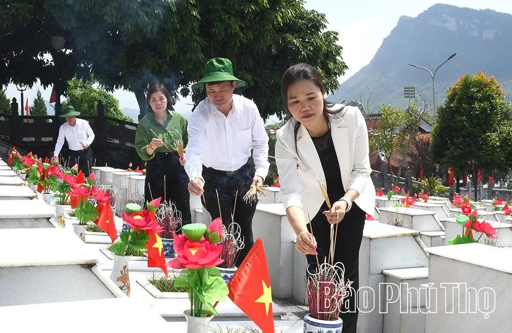 Đoàn đại biểu tỉnh Phú Thọ dâng hương tưởng niệm các Anh hùng liệt sĩ tại Vị Xuyên