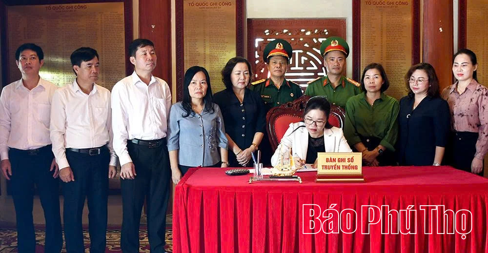 Đoàn đại biểu tỉnh Phú Thọ dâng hương tưởng niệm các Anh hùng liệt sĩ tại Vị Xuyên