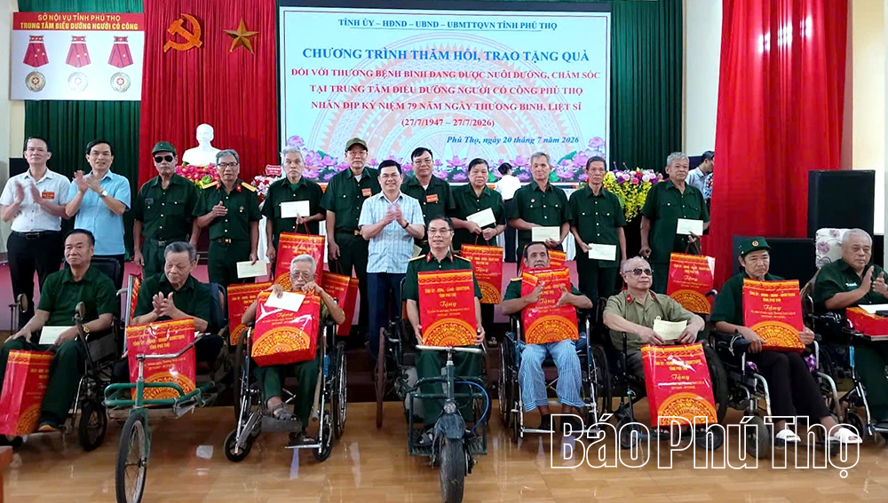 Tặng quà các thương, bệnh binh tại Trung tâm Điều dưỡng người có công Phú Thọ