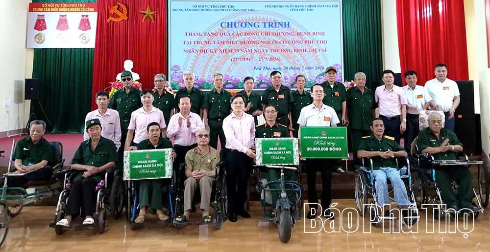 Tặng quà các thương, bệnh binh tại Trung tâm Điều dưỡng người có công Phú Thọ