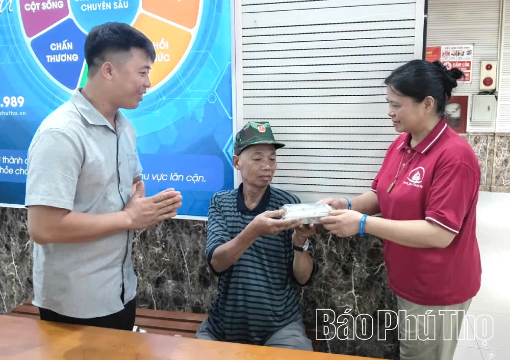 Phát cháo, sữa miễn phí cho bệnh nhân nghèo