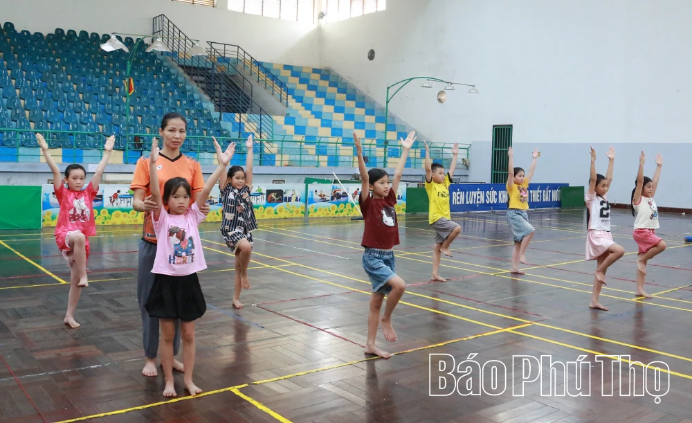Sân tập cộng đồng - “điểm hẹn sức khỏe” của người dân Phù Ninh