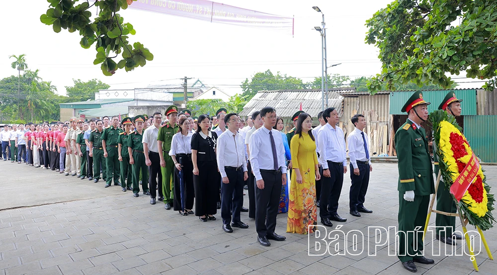 Phó Bí thư Tỉnh ủy Nguyễn Mạnh Sơn thăm, tặng quà người có công, gia đình chính sách tại xã Hạ Hoà