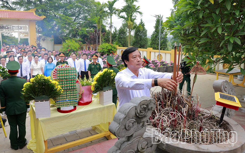 Phó Bí thư Tỉnh ủy Nguyễn Mạnh Sơn thăm, tặng quà người có công, gia đình chính sách tại xã Hạ Hoà