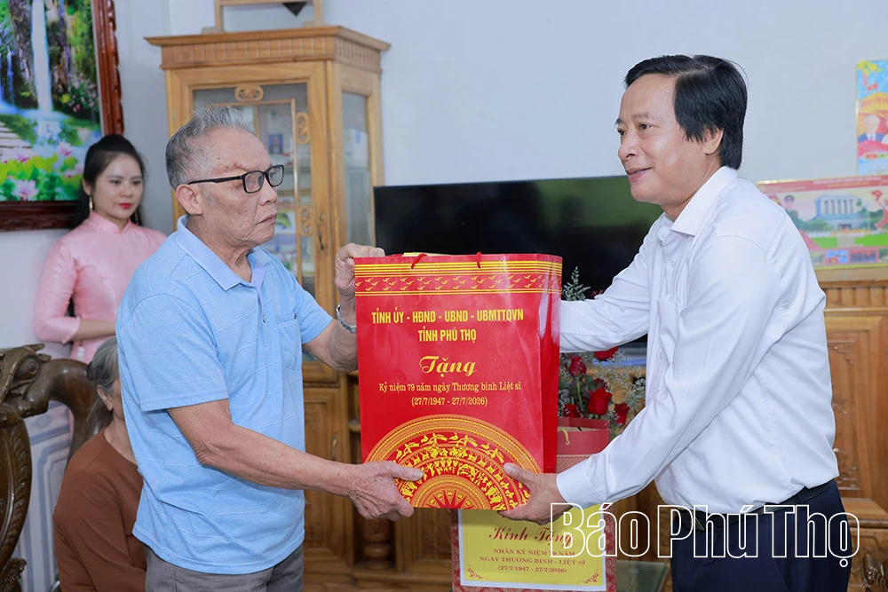 Phó Bí thư Tỉnh ủy Nguyễn Mạnh Sơn thăm, tặng quà người có công, gia đình chính sách tại xã Hạ Hoà