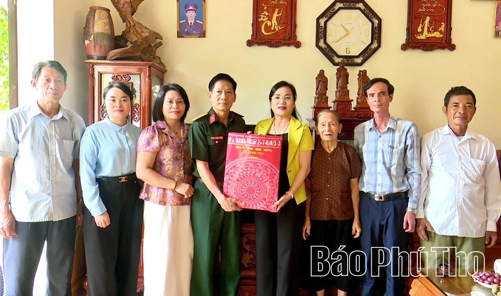 Bình&nbsp;Phú dâng hương tưởng niệm các Anh hùng liệt sĩ, tri ân người có công với cách mạng