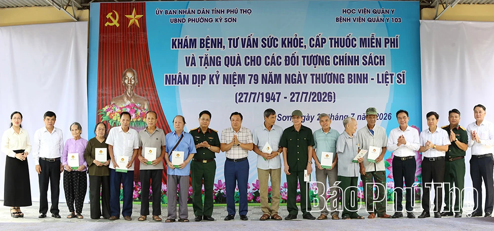 Khám bệnh miễn phí và trao nhà tình nghĩa, nhà đại đoàn kết cho người dân phường Kỳ Sơn