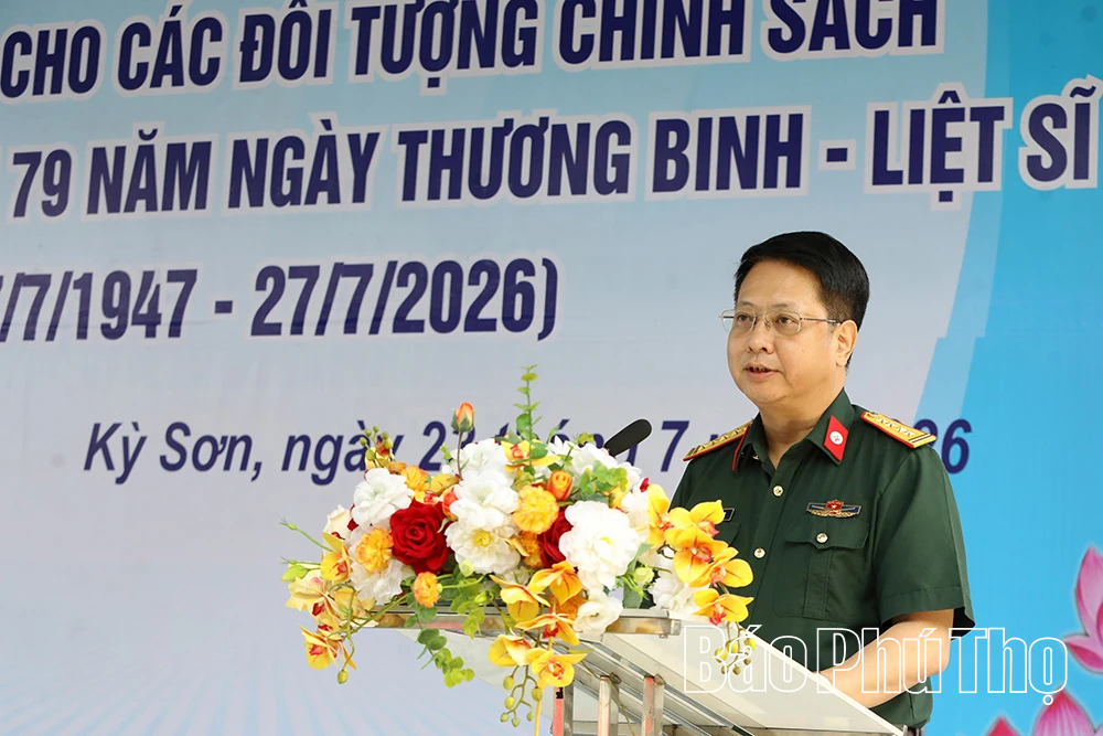 Khám bệnh miễn phí và trao nhà tình nghĩa, nhà đại đoàn kết cho người dân phường Kỳ Sơn