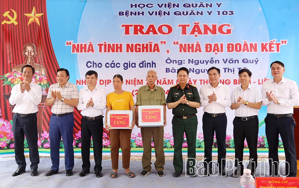 Khám bệnh miễn phí và trao nhà tình nghĩa, nhà đại đoàn kết cho người dân phường Kỳ Sơn