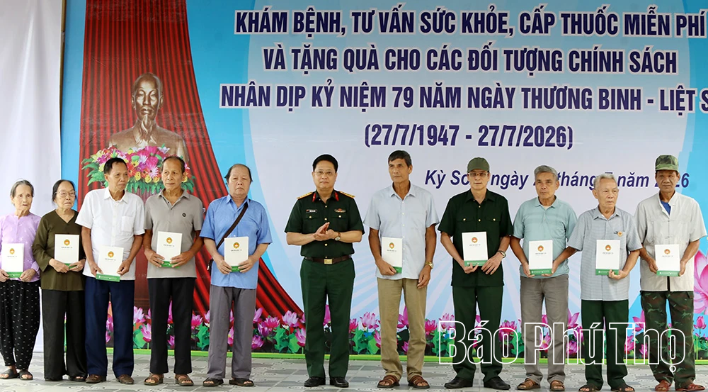 Khám bệnh miễn phí và trao nhà tình nghĩa, nhà đại đoàn kết cho người dân phường Kỳ Sơn