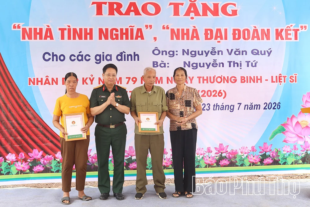 Khám bệnh miễn phí và trao nhà tình nghĩa, nhà đại đoàn kết cho người dân phường Kỳ Sơn