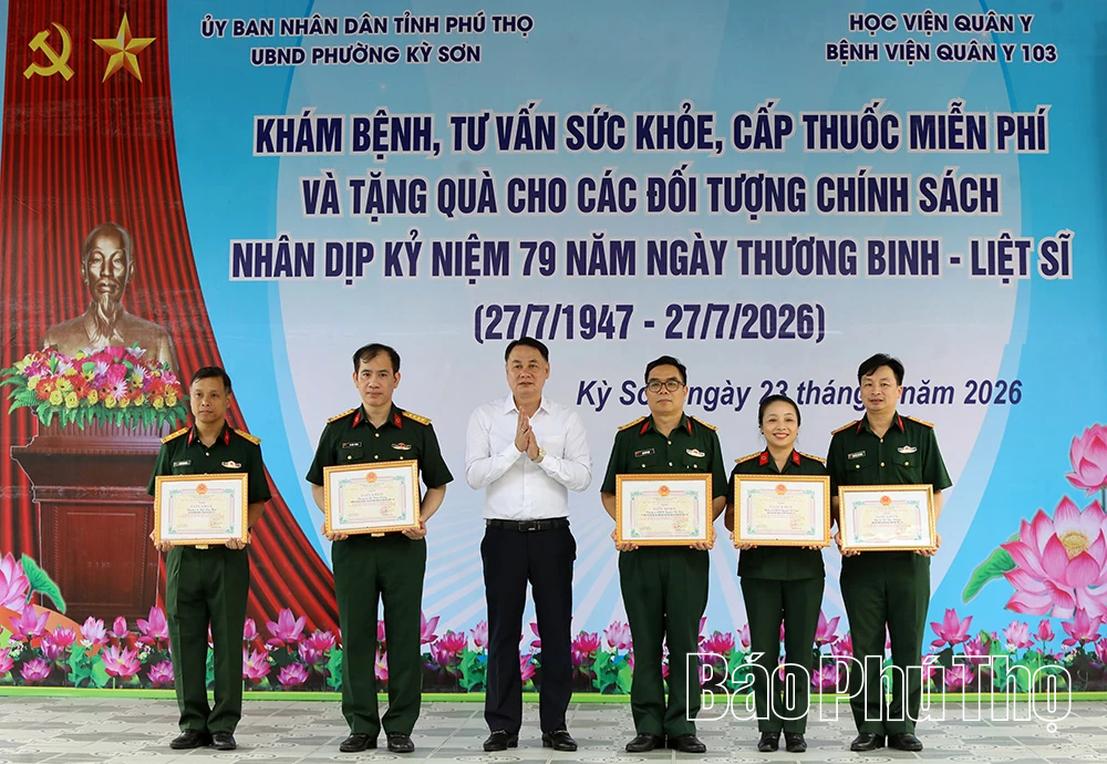 Khám bệnh miễn phí và trao nhà tình nghĩa, nhà đại đoàn kết cho người dân phường Kỳ Sơn