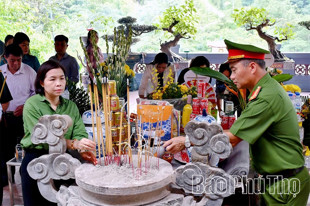 Đoàn đại biểu tỉnh Phú Thọ dâng hương tưởng niệm các Anh hùng liệt sĩ tại Điểm cao 468