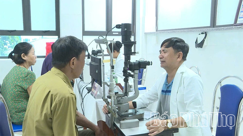 Khám bệnh, tặng quà tri ân người có công 3 phường Âu Cơ, Phú Thọ, Phong Châu