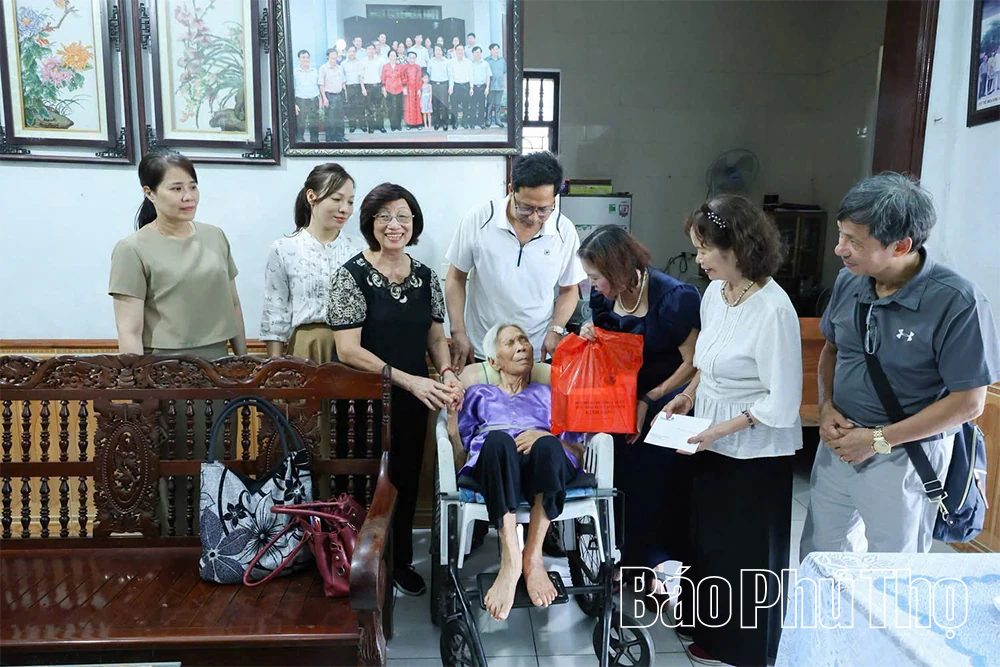 Khám bệnh, tặng quà tri ân người có công 3 phường Âu Cơ, Phú Thọ, Phong Châu
