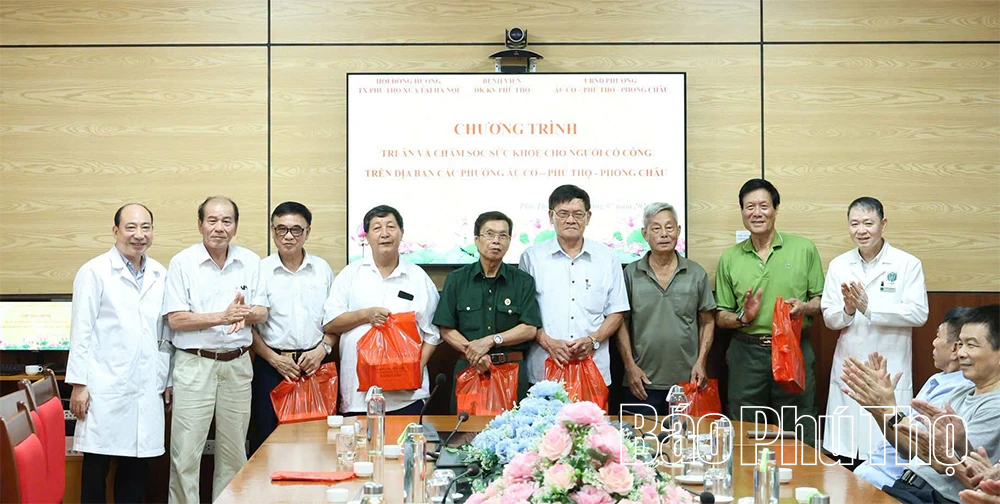 Khám bệnh, tặng quà tri ân người có công 3 phường Âu Cơ, Phú Thọ, Phong Châu