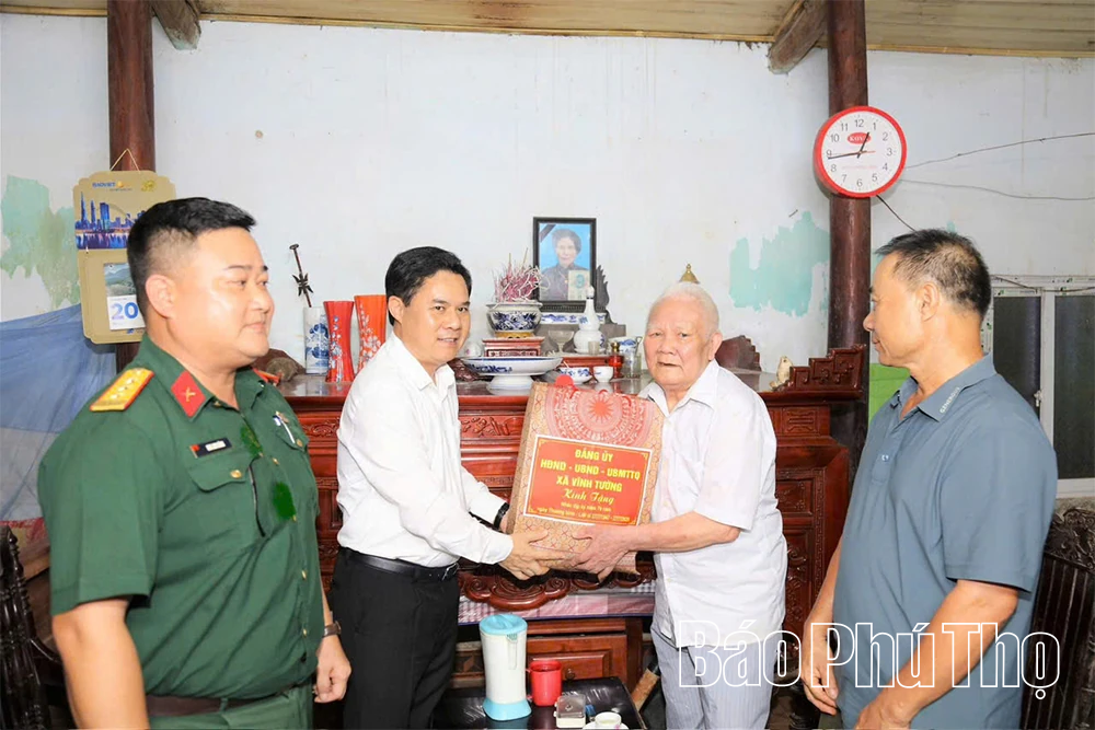 Xã Vĩnh Tường thăm, tặng quà người có công với cách mạng