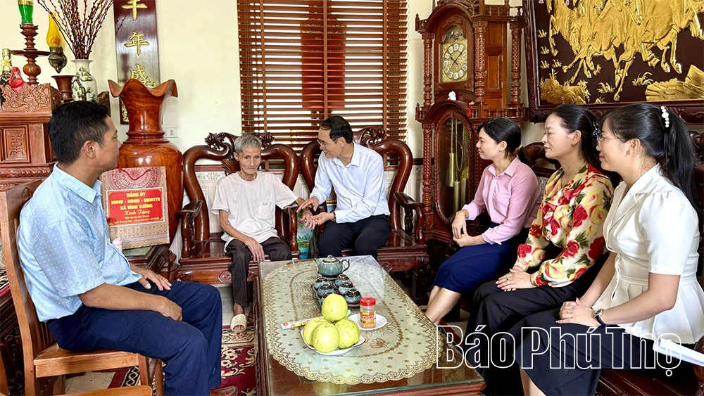 Xã Vĩnh Tường thăm, tặng quà người có công với cách mạng