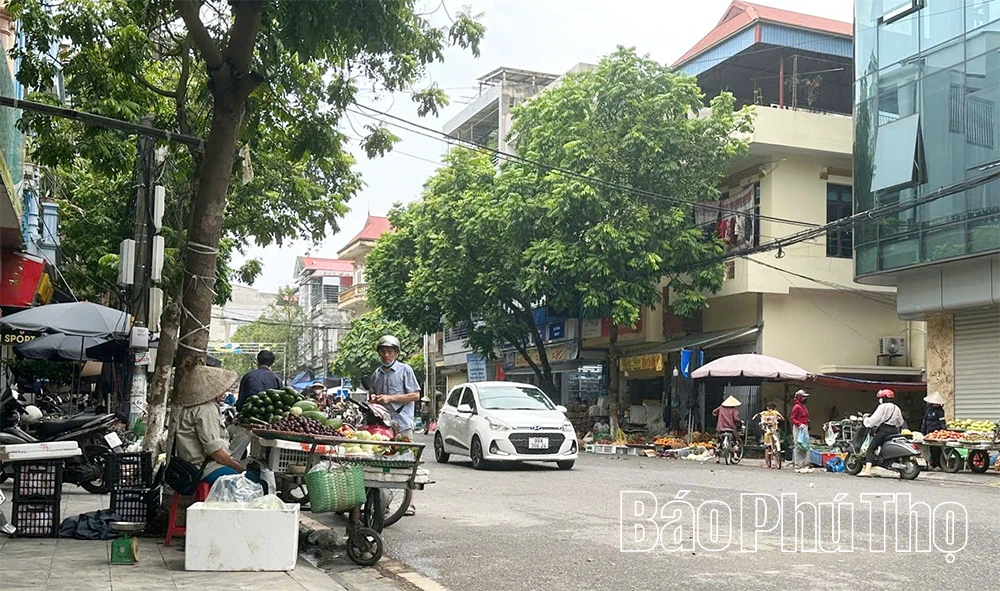 Phường Phúc Yên: Cần xử lý tình trạng họp chợ trái phép trên đường giao thông