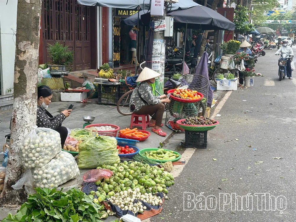 Phường Phúc Yên: Cần xử lý tình trạng họp chợ trái phép trên đường giao thông