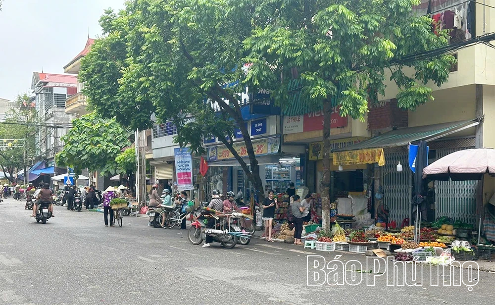 Phường Phúc Yên: Cần xử lý tình trạng họp chợ trái phép trên đường giao thông