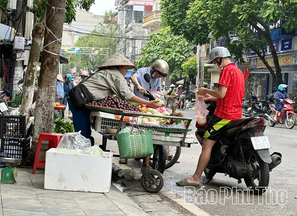Phường Phúc Yên: Cần xử lý tình trạng họp chợ trái phép trên đường giao thông