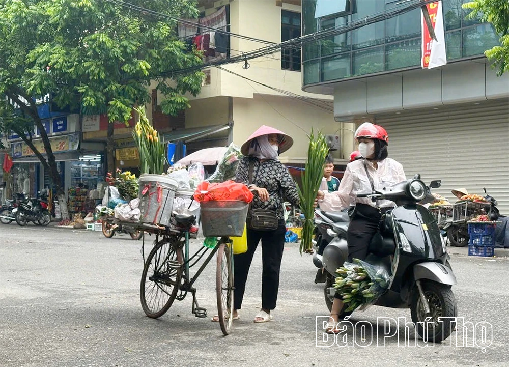 Phường Phúc Yên: Cần xử lý tình trạng họp chợ trái phép trên đường giao thông
