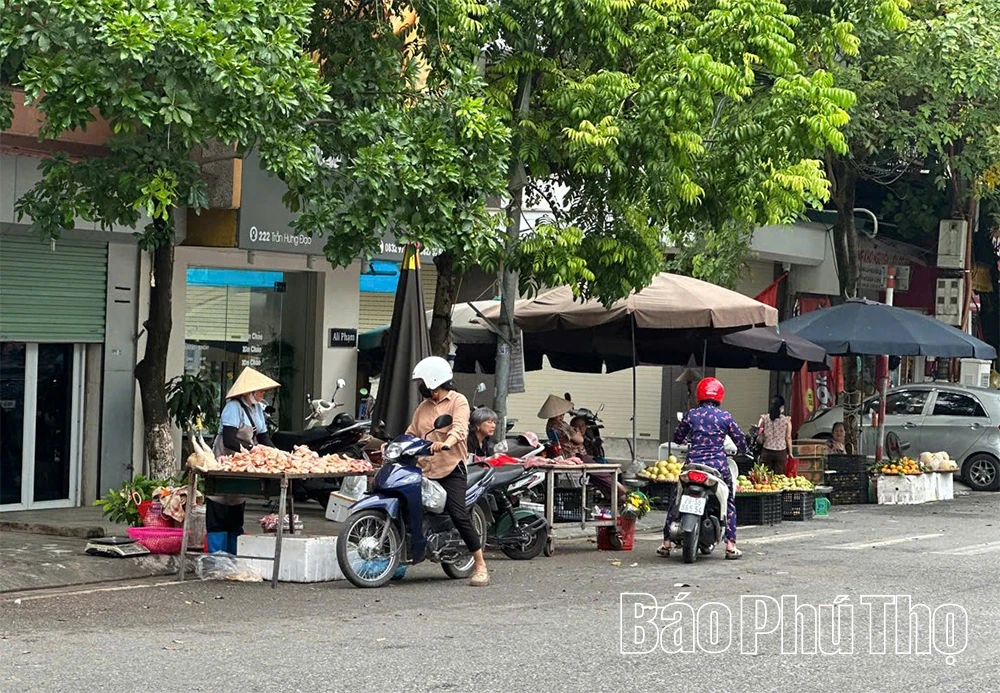 Phường Phúc Yên: Cần xử lý tình trạng họp chợ trái phép trên đường giao thông