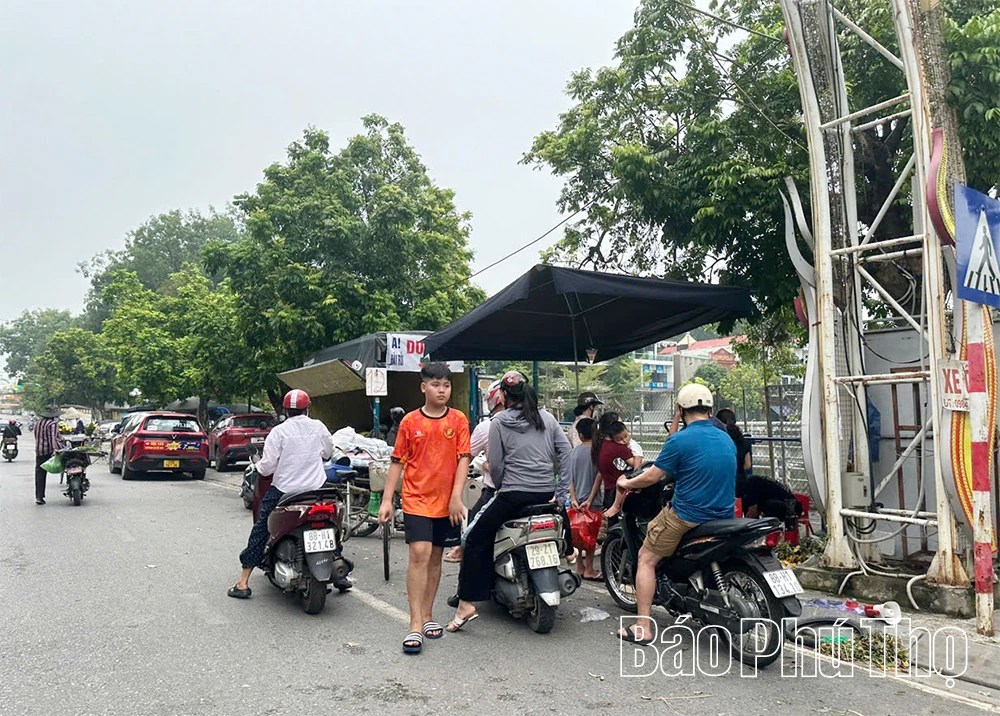 Phường Phúc Yên: Cần xử lý tình trạng họp chợ trái phép trên đường giao thông
