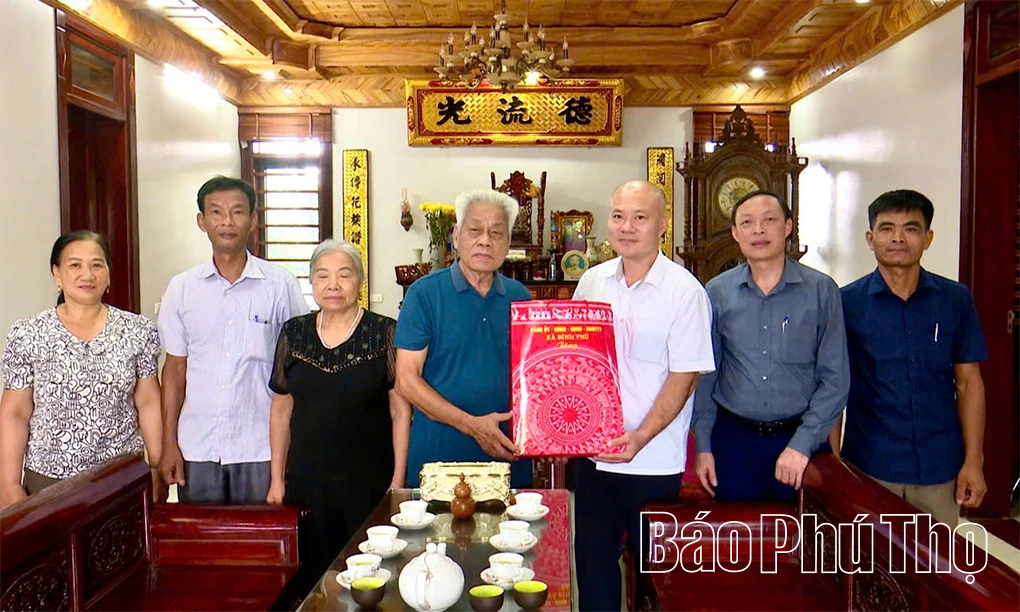 Lãnh đạo xã Bình Phú thăm, tặng quà người có công với cách mạng