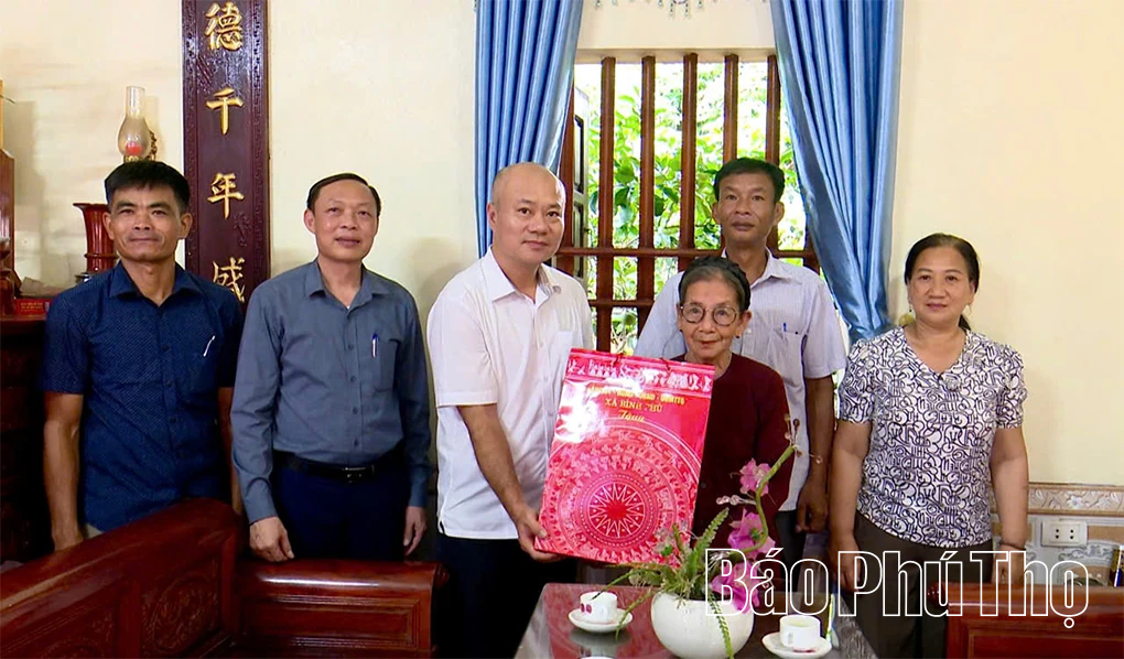 Lãnh đạo xã Bình Phú thăm, tặng quà người có công với cách mạng
