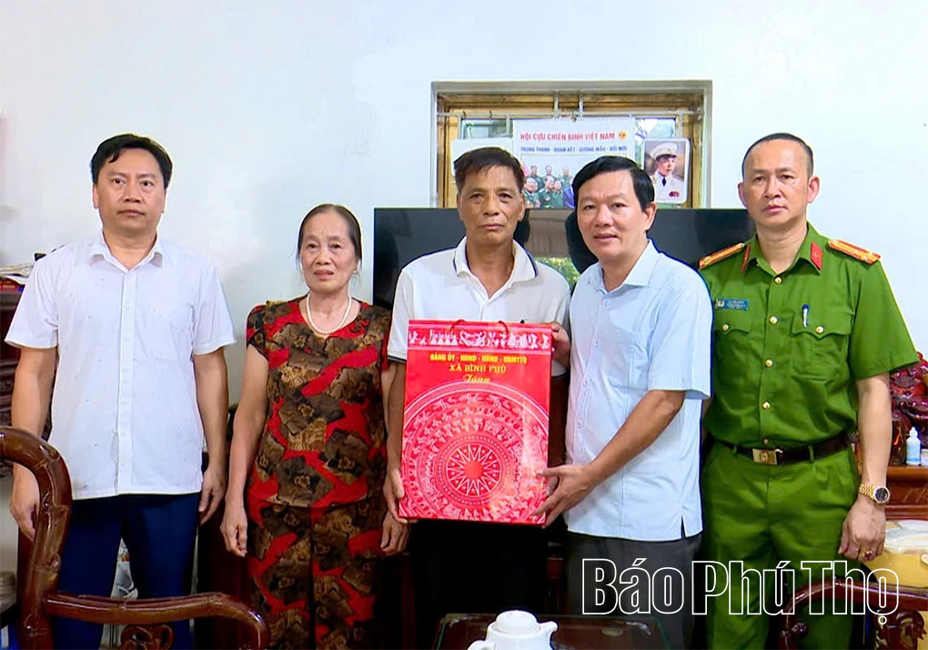 Lãnh đạo xã Bình Phú thăm, tặng quà người có công với cách mạng