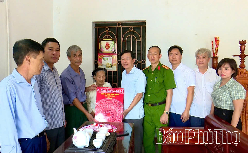 Lãnh đạo xã Bình Phú thăm, tặng quà người có công với cách mạng