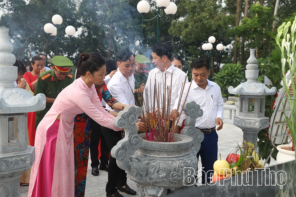 Khu di tích lịch sử Đền Hùng dâng hương tri ân các Anh hùng liệt sĩ
