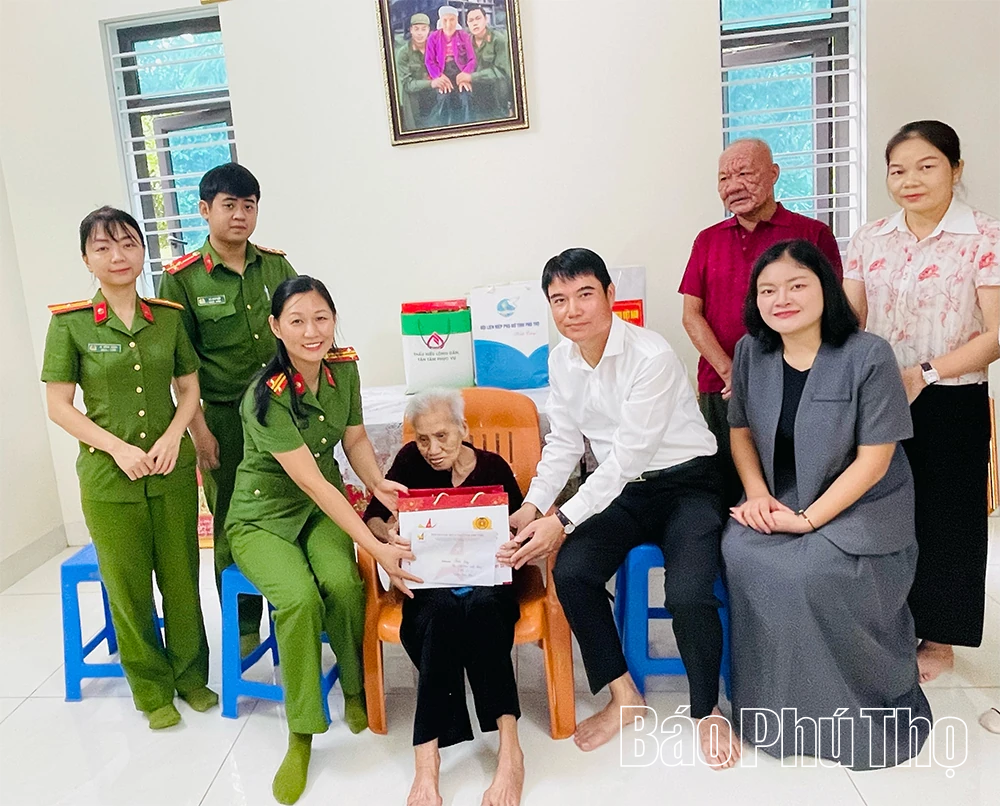 Thăm hỏi, tặng quà Mẹ Việt Nam Anh hùng